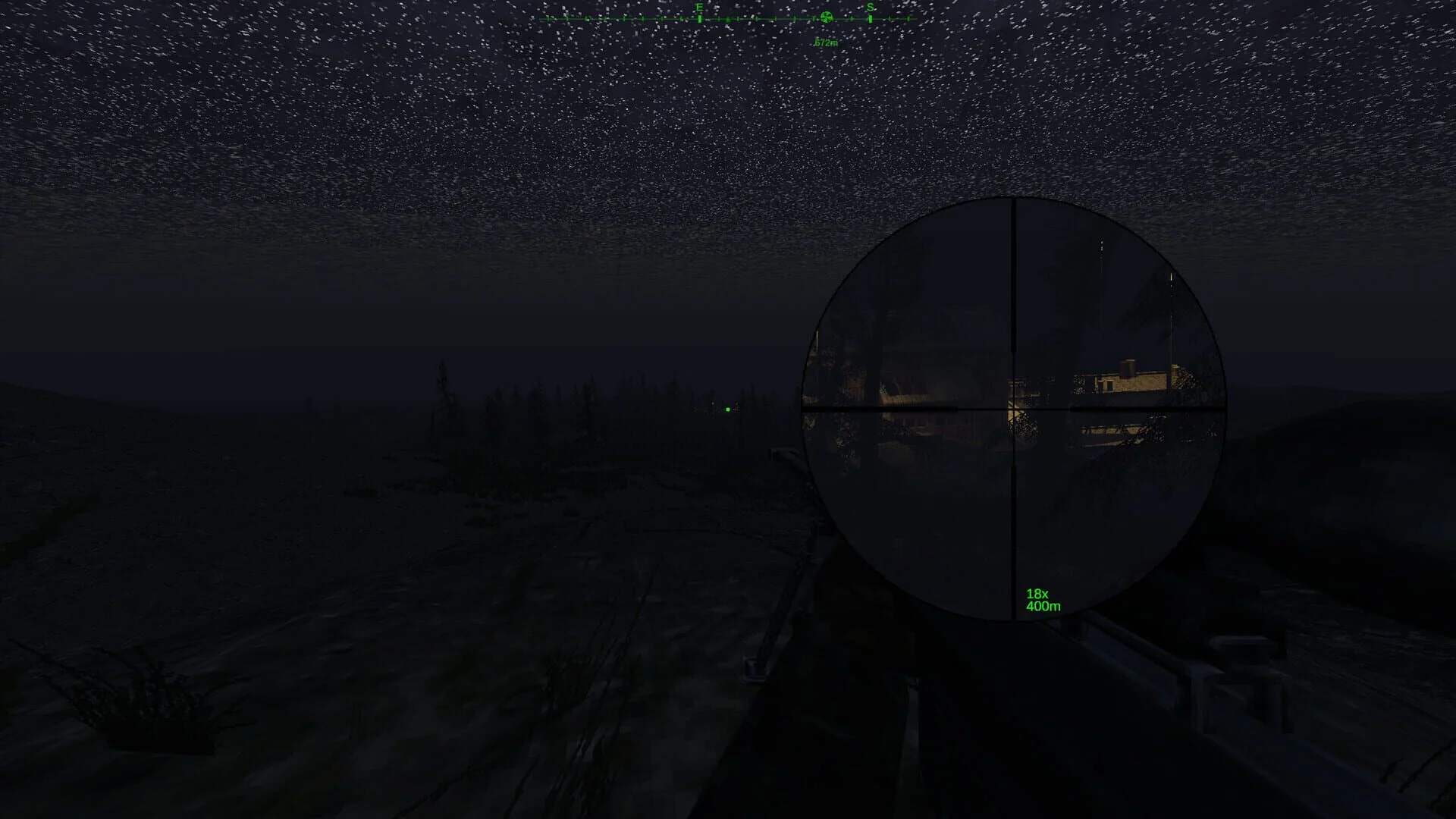 Capture Dagger Directive : vue sur un village ennemi de nuit, avec NVG verts activés.