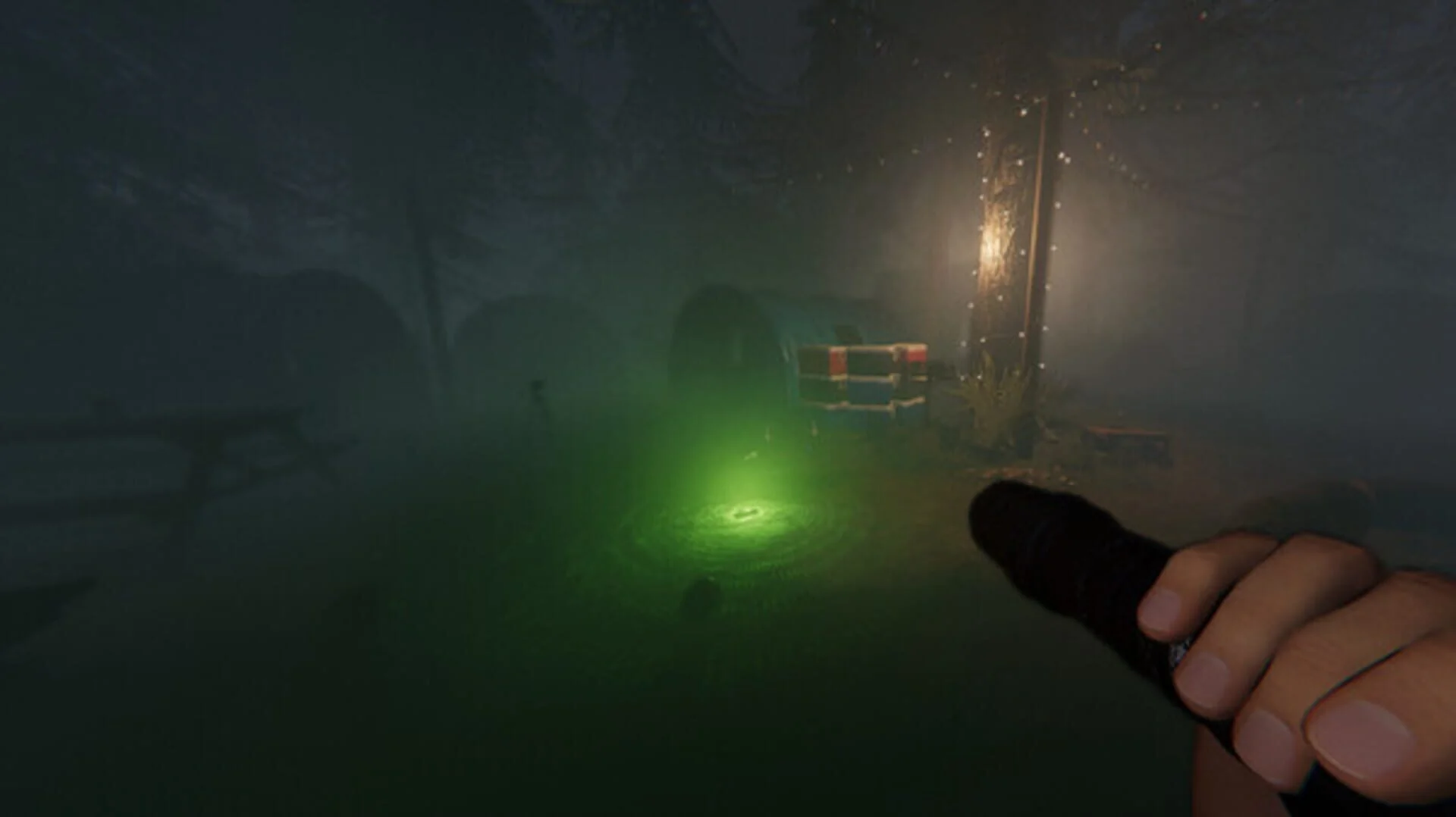 Exploration d’un couloir plongé dans l’obscurité, lampe à la main dans Phasmophobia.